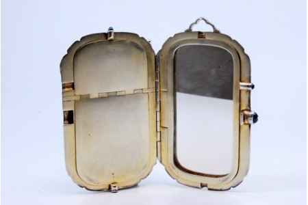  Caixa de Toilette em prata esmaltada e interior dourado com espelho e dois compartimentos.